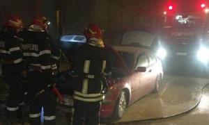 Momente de panică în trafic la Timişoara. Un BMW a luat foc din senin, în maşină se aflau mai mulţi studenţi