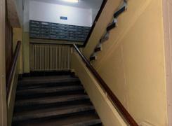 Profesor condamnat la închisoare după ce a fost filmat în timp ce făcea amor cu o elevă într-o scară de bloc