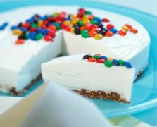 O fetiță de 12 ani a vrut să își otrăvească părinții și colegii și a turnat glicerină pe tortul de ziua ei