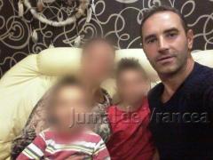 El este monstrul cu chip de om care şi-a bătut cu bestialitate băieţelul de doar 5 ani, din cauză că nu a făcut bastonaşele drepte!