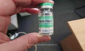 Captură impresionantă la Arad. Peste 3.000 de fiole şi pastile cu substanţe interzise au fost găsite în bagajul unui tânăr