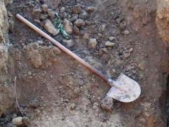 Enervat peste măsură că nu-l lasă în pace, un bărbat din Botoșani și-a atacat vecinul cu cazmaua. A dat cu sete până a văzut că nu mai mișcă