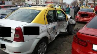 Accident groaznic la Brăila, cu răniți în stare gravă, după ce un taximetrist a întors brusc pe linia continuă. Un BMW l-a luat în plin și l-a aruncat în alte mașini