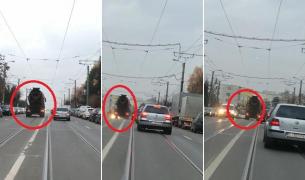 Iată cum șoferul unei betoniere seamănă teroare în trafic, ratează la mustață un troleibuz plin cu oameni și gonește pe contrasens (VIDEO)