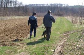 Copilul din Vâlcea fugit de la școală de frica mamei a fost găsit pe malul unui râu! Polițiștii care îl căutau l-au văzut și au intervenit imediat