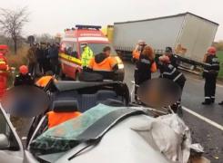 Impact mortal pe un drum din Mehedinţi! Două persoane au murit, după ce maşina lor s-a ciocnit cu un TIR