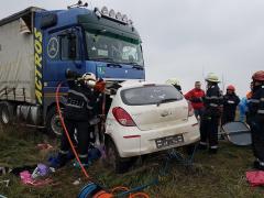 Dramă pe şosea. Un copil de 4 ani, mama acestuia şi un unchi au murit după ce maşina lor a fost spulberată de un TIR