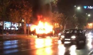 Incendiu în mijlocul Capitalei, pe cel mai cunoscut bulevard al oraşului. O maşină a ars ca o torţă (VIDEO)