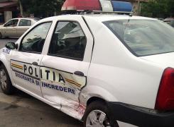 Doi polițiști din Argeș au ajuns la spital după ce un șofer fugar a intrat în plin în mașina lor și i-a aruncat într-un șanț