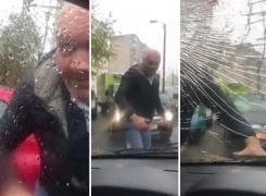 Scene de violență extremă în trafic! Un șofer a blocat o stradă și i-a spart parbrizul unui alt șofer care l-a claxonat - VIDEO