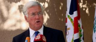 Ministrul britanic al Apărării a demisionat după ce a fost acuzat de o jurnalistă că a atins-o nepotrivit, cu 15 ani în urmă