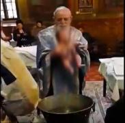 Preotul care a bruscat un copil la botez a fost suspendat de la oficierea slujbelor!