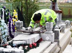 Mormântul unui polițist a fost DISTRUS de vandali! Fiul acestuia oferă RECOMPENSĂ pentru informații despre suspecți!