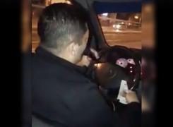 TAXIUL CU MANELE! Un taximetrist cântă, numără bani și dă dedicații pentru clienți în timp ce conduce - VIDEO INCREDIBIL