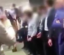 VIDEO VIRAL. S-a plimbat în costumul EVEI prin faţa colegilor pentru a le ridica moralul. Chiar şeful ei a plătit-o să facă asta