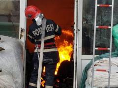 Incendiu la un bloc din Mărăşeşti. Locatarii s-au autoevacuat din cauza fumului. Cinci persoane au avut nevoie de ajutorul pompierilor