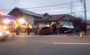 Carambol cu patru maşini în fața Poliției Rutiere Vâlcea! Sunt mai mulţi răniţi, între care două persoane încarcerate. Traficul este complet blocat (VIDEO)