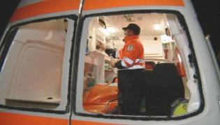 A murit cu zile! O femeie n-a putut fi resuscitată de medicii de pe ambulanţă pentru că au fost atacaţi cu pietre chiar de familia pacientei