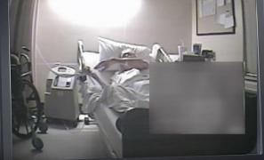 Şocant! Două infirmiere râd şi batjocoresc un bătrânel de 89 de ani, în timp ce omul le cere ajutorul şi strigă că se sufocă. În cele din urmă, bărbatul moare (VIDEO)