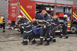 Incendiu de proporţii la o fabrică de textile din Târgu Jiu! În încăperea care arde sunt mai multe materiale combustibile!