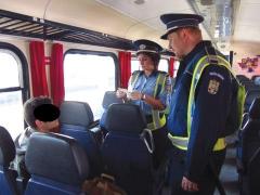 Un bărbat din Arad a năvălit cu cuțitul într-un compartiment de tren și a încercat să-l jefuiască pe comisarul șef din cadrul Secției Regionale de Poliție Transporturi Timișoara