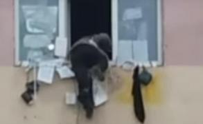 O femeie care-și terorizează vecinii de ani buni s-a aruncat de la etajul 2, sub privirile îngrozite ale unor elevi (VIDEO)