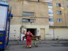 Incident bizar la Constanța. O persoană a căzut de la etajul 3 în circumstanțe suspecte. S-a încercat resuscitarea, fără succes