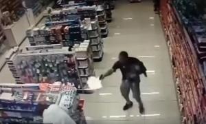 Un polițist în afara serviciului, care-și ținea bebelușul în brațe, a ucis pe loc doi tineri care au vrut să jefuiască o farmacie. Reacția fulgerătoare, surprinsă de camere (VIDEO)