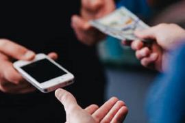 Dacă vrei să-ți vinzi telefonul, ai grija cine vrea să ți-l cumpere. Iată cum acționează tâlharii. Practic, nu poți face nimic!