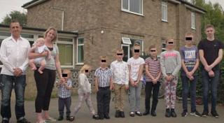 Au 10 copii, abia au bani de mâncare, femeia e bolnavă, însă și-l doresc cu disperare pe al 11-lea. El casnic, ea femeie de serviciu