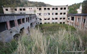 "Adevăr sau provocare" în Valea Jiului, între copii de 6 şi 12 ani. Scenele au fost filmate de o fetiţă, în curtea fostei exploatări miniere din Aninoasa