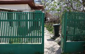 O româncă plecată la muncă în străinătate se întorcea bucuroasă la soţul ei, însă primul pas făcut în curte a distrus-o. Bărbatul atârna fără viaţă de un pom