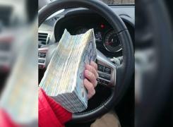 Un şofer de microbuz a găsit 10.000 de lei într-o geantă uitată de o bătrână! Banii erau strânşi de femeie pentru înmormântare!