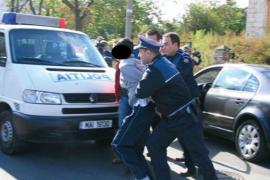 Polițiștii îi făceau semne disperate să oprească, el nici nu i-a băgat în seamă. Aproape 20 de kilometri a gonit nebunește, putând să producă o tragedie în orice moment