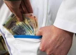 Medic prins în flagrant în timp ce primea şpagă de la o tânără pentru un avort în regim de urgenţă!