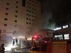 Incendiu la subsolul unui cladiri din Cluj. 70 de persoane au fost evacuate dintr-o fabrică de boxe auto