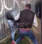 Bătaie cu pumni şi picioare, între doi elevi din Focşani. Colegii îi filmează de pe margine şi îi încurajează | VIDEO