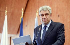 Premierul Tudose, replici dure pentru liberali, în şedinţa în care se supune la vot moţiunea de cenzură. "Trăiţi într-o lume iluzorie"