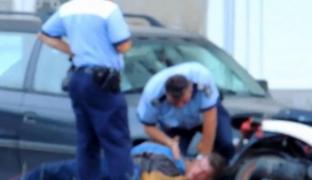 Tineri snopiţi în bătaie de poliţişti, la Timișoara, după ce au fost confundaţi cu doi infractori. Unul s-a ales cu splina ruptă, celălat cu coastele fisurate