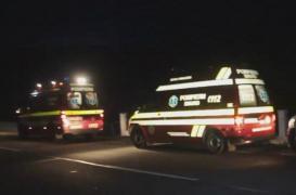 Accident cumplit în urmă cu puțin timp, în apropiere de Porțile de Fier! Un TIR cu țevi metalice s-a răsturnat și a luat foc, șoferul rămânând încarcerat în cabină