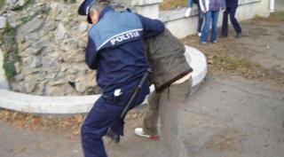 Poliţist erou în Bucureşti! Nu era de serviciu, dar l-a oprit în ultima secundă pe un bărbat care înjunghiase de mai multe ori o femeie, intenţionând s-o omoare