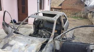 Moarte suspectă, lângă Alba Iulia! Un belgian a fost găsit carbonizat, pe bancheta din spate a unei maşini, în curtea unei Biserici Reformate