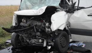 Şase tineri răniţi grav, după ce maşina în care se aflau a intrat într-un copac. Şoferul era beat şi conducea cu o mână în ghips