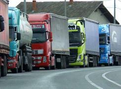 Şoferi de TIR, obligaţi să aştepte peste 8 ore pentru a ieşi din România prin vămile Nădlac