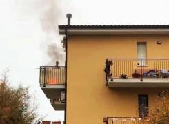 Un român din Italia a dat foc la casa în care locuia şi apoi s-a aruncat în gol de la etaj: 'Trebuie să murim toţi trei!'
