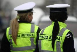 O poliţistă de 22 de ani i-a luat unui şofer permisul şi apoi l-a amendat că nu îl are la el