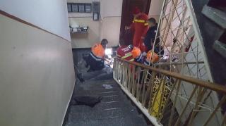 Drama într-un bloc din Ploieşti. O bătrână a fost găsită inconştientă la capătul scărilor, la parter