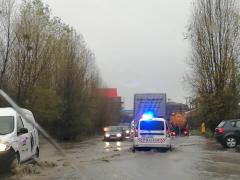 Centura Bucureşti, inundată în urma ploilor. Poliţia a deviat circulaţia din cauza acumulărilor de apă (VIDEO)