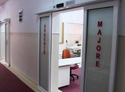 O elevă de 16 ani din Bârlad a ajuns în comă alcoolică la spital după un chef cu shot-uri de ţuică