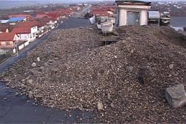 Vecinii au distrus apartamentul unui proprietar, după ce au organizat pe bloc o groapă de gunoi!